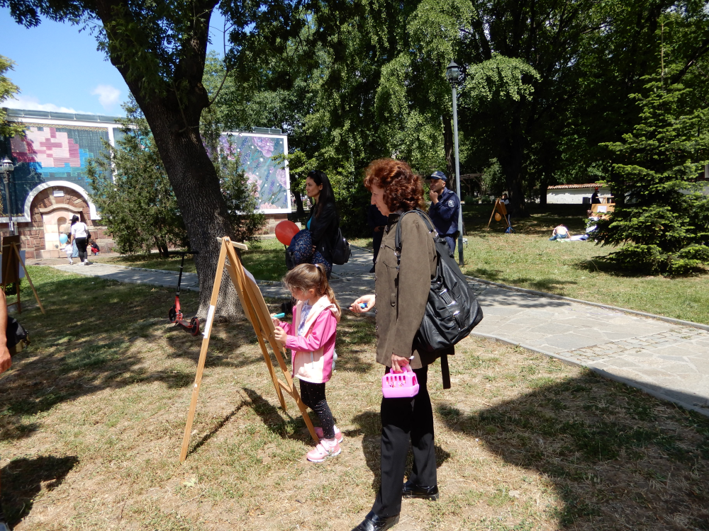Стотици балони и рисунки на открито за празника на децата в Карлово