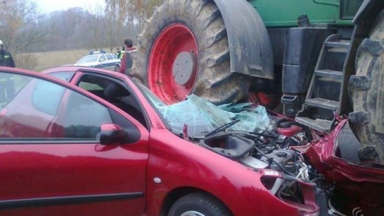 Кола и трактор се блъснаха край Хисаря