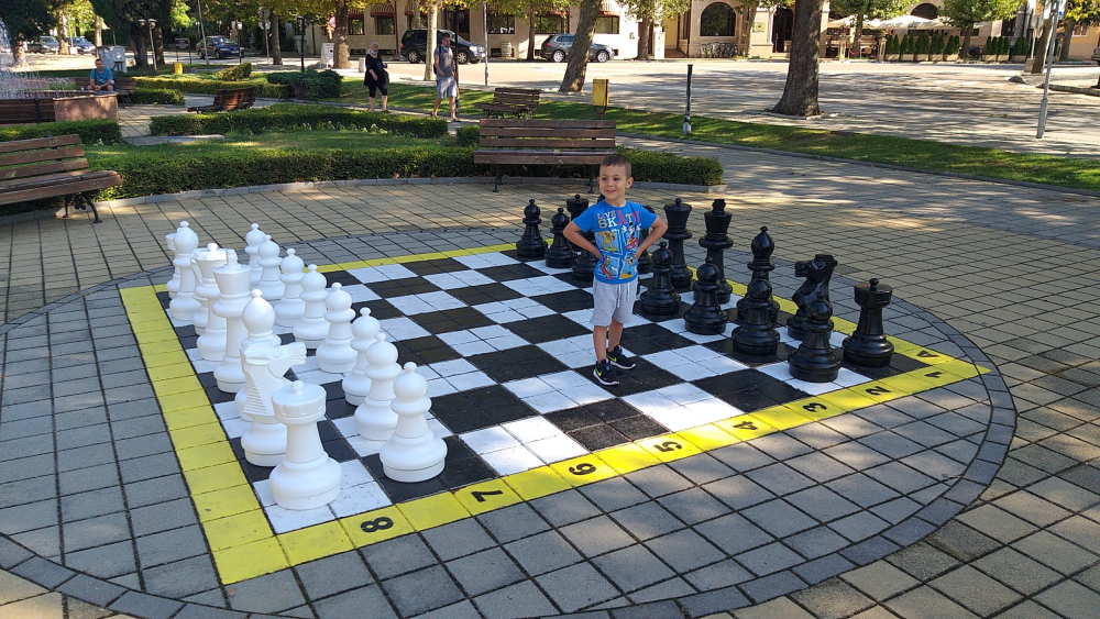 Нова атракция в Хисаря! Огромни шахматни фигури  на площад "Еани" в курортния град