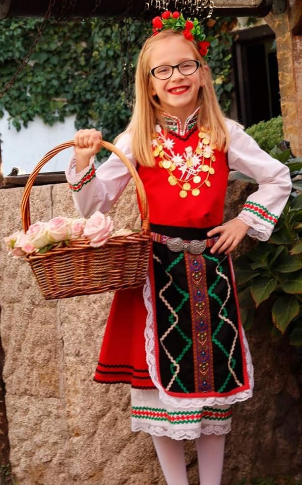 Отново гордост за Карлово! Йоана Попова стана победител на публиката във фолклорен конкурс