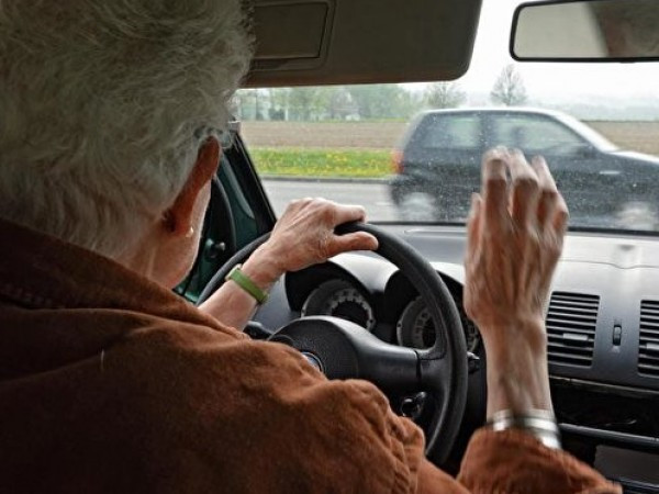 65 годишен шофира без книжка и регистрационни табели в Хисарско