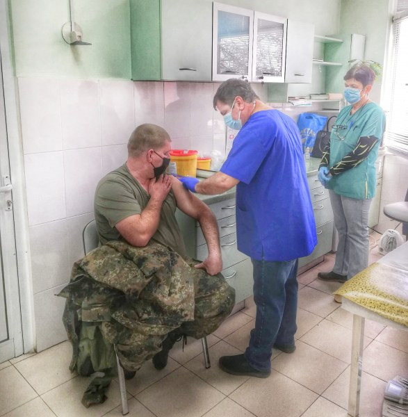 В Карловската бригада ваксинираха военнослужещи, които ще заминат на мисия в Афганистан