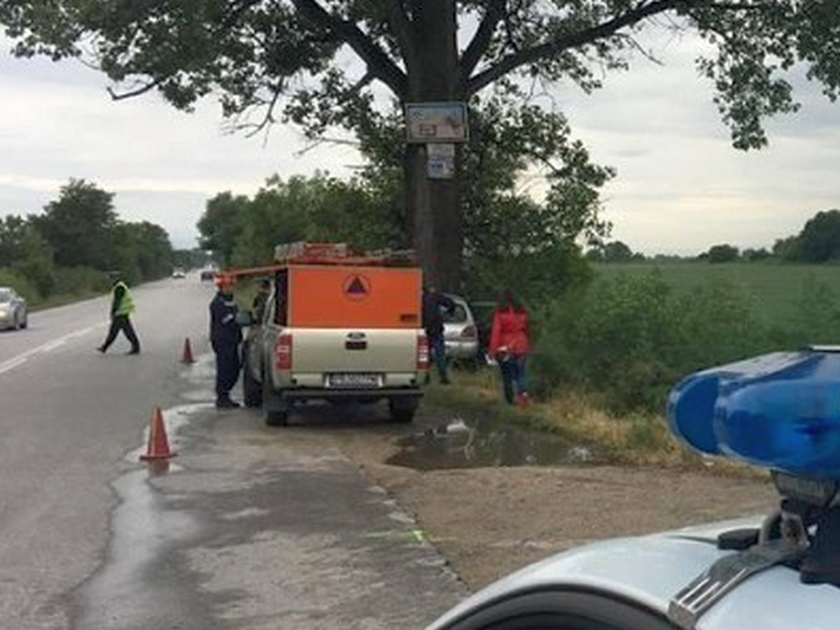 Шофьор самокатастрофира челно в дърво между Карлово и Баня