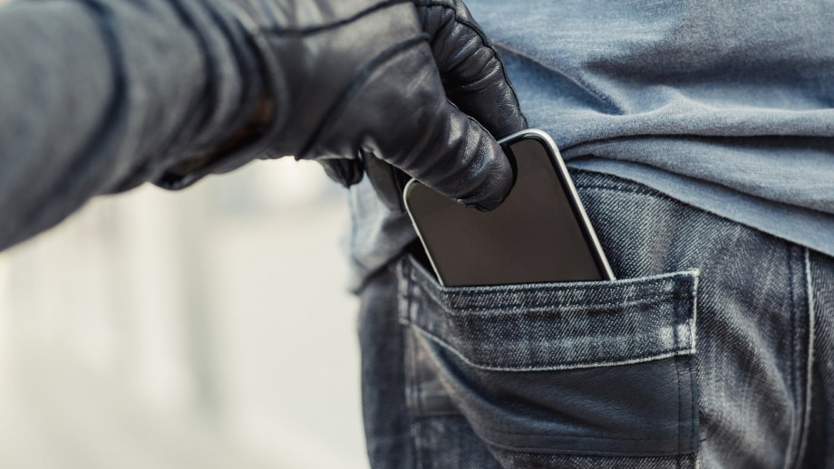 20-годишно момиче от  Баня открадна мобилен телефон