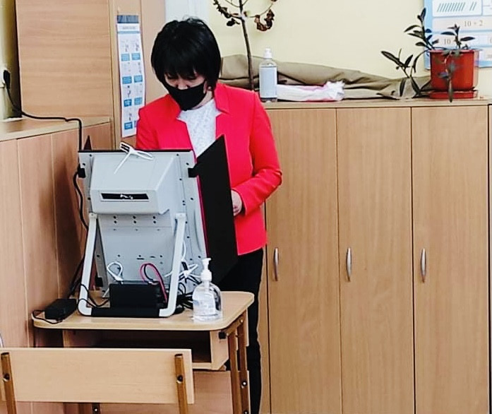 Веска Ненчева гласува машинно в секция в СУ "Христо Проданов" 