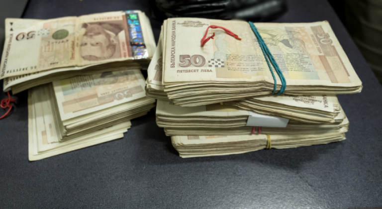 Кражба на крупна сума пари от къща в Баня