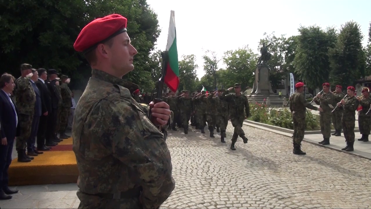 С официална церемония  в Карлово посрещнаха 42-рия военен контингент, който бе на мисия в Афганистан
