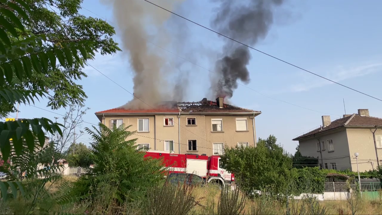 Пламна покрива на многофамилна къща в Карлово. Младеж помогна на една от жените, която е била вътре