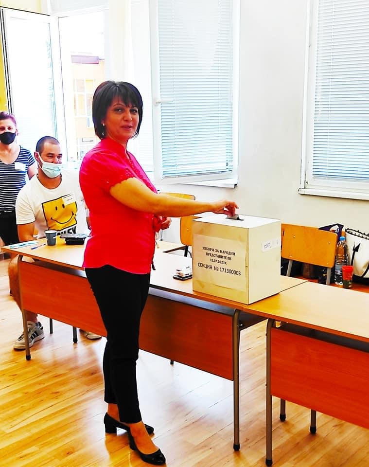 Веска Ненчева гласува в СУ "Христо Проданов" Карлово