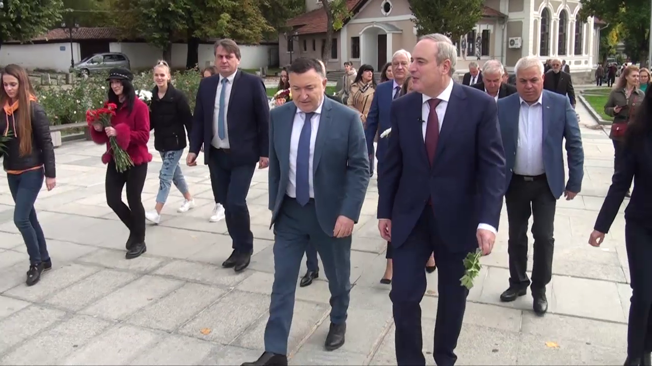 /ВИДЕО/ Анастас Герджиков в Карлово: По-добре да си кажем един на друг  кривиците и заедно да тръгнем към това да построим нова България