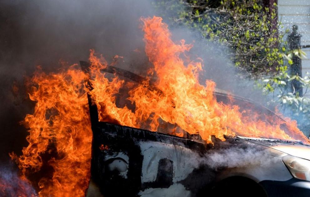Две коли гасиха огнеборците от карловската пожарна служба