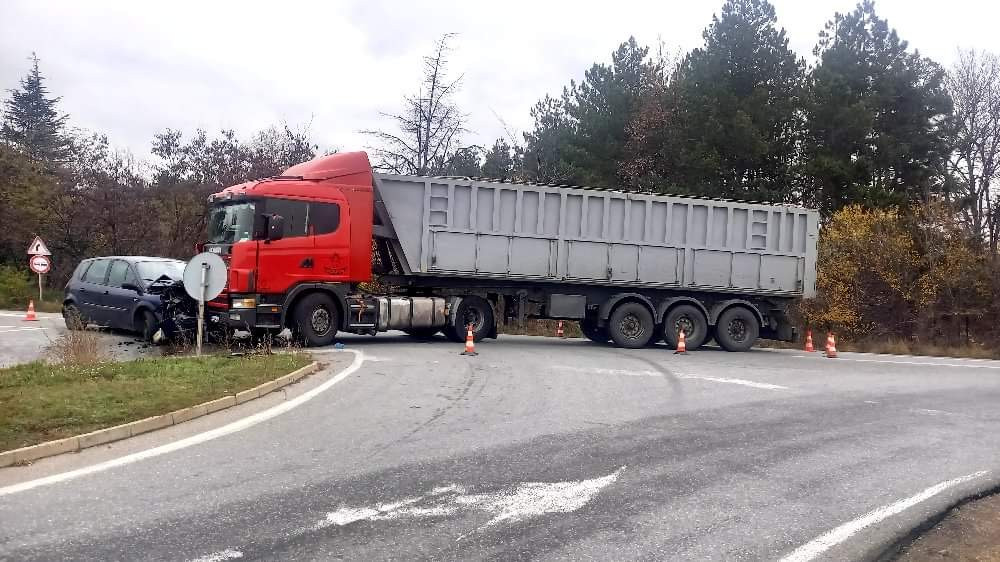 Катастрофа между лек автомобил и камион на Васил Левски