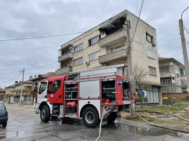 Пожар избухна  в апартамент в Карлово