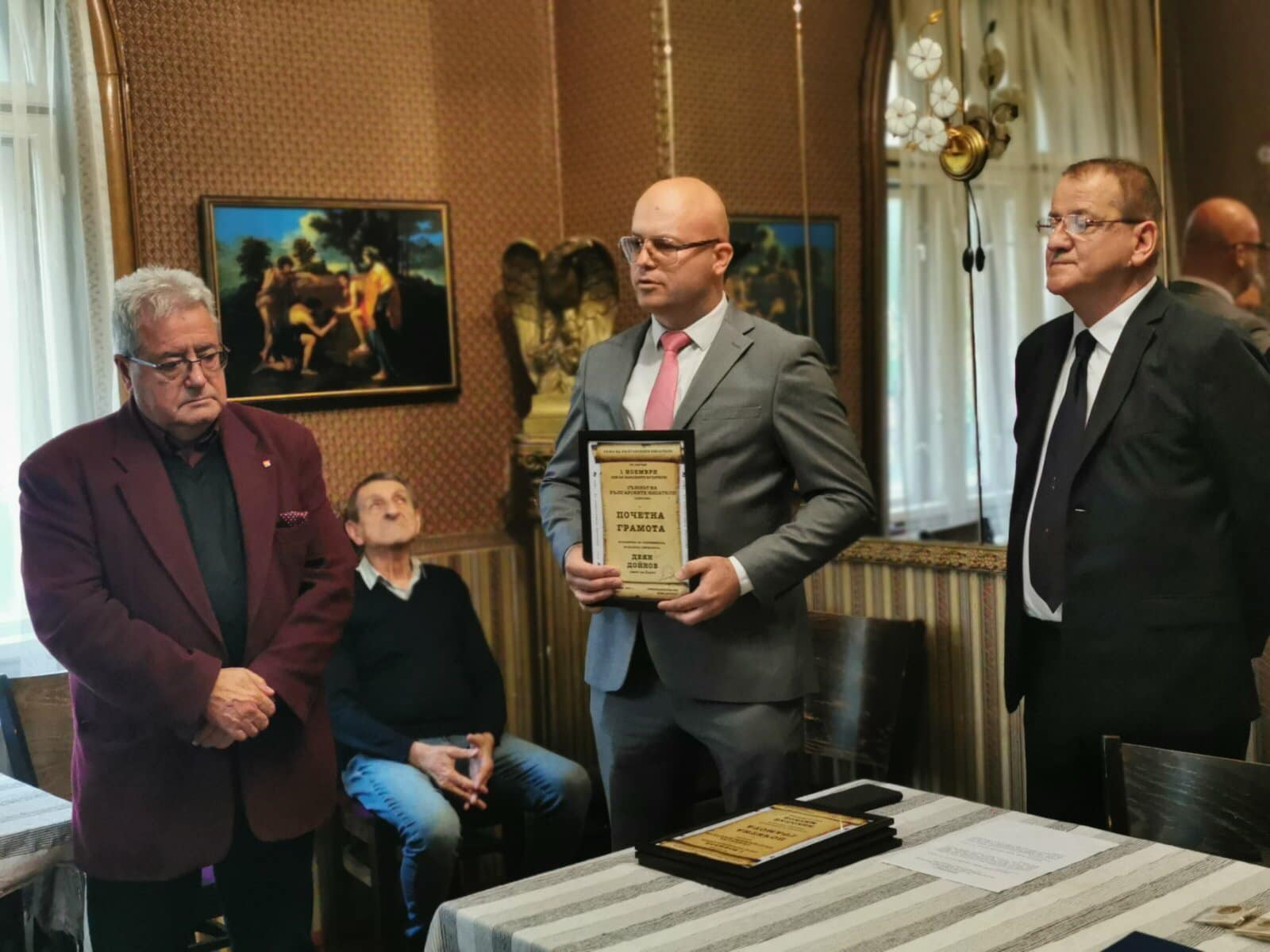 Съюзът на българските писатели връчи почетна грамота на Деян Дойнов