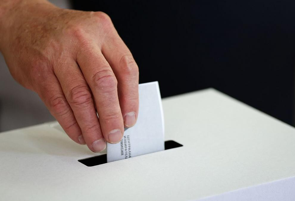 Към 13.00 часа избирателната активност в Община Карлово е 18.72%, в Община Сопот 17.27%.
