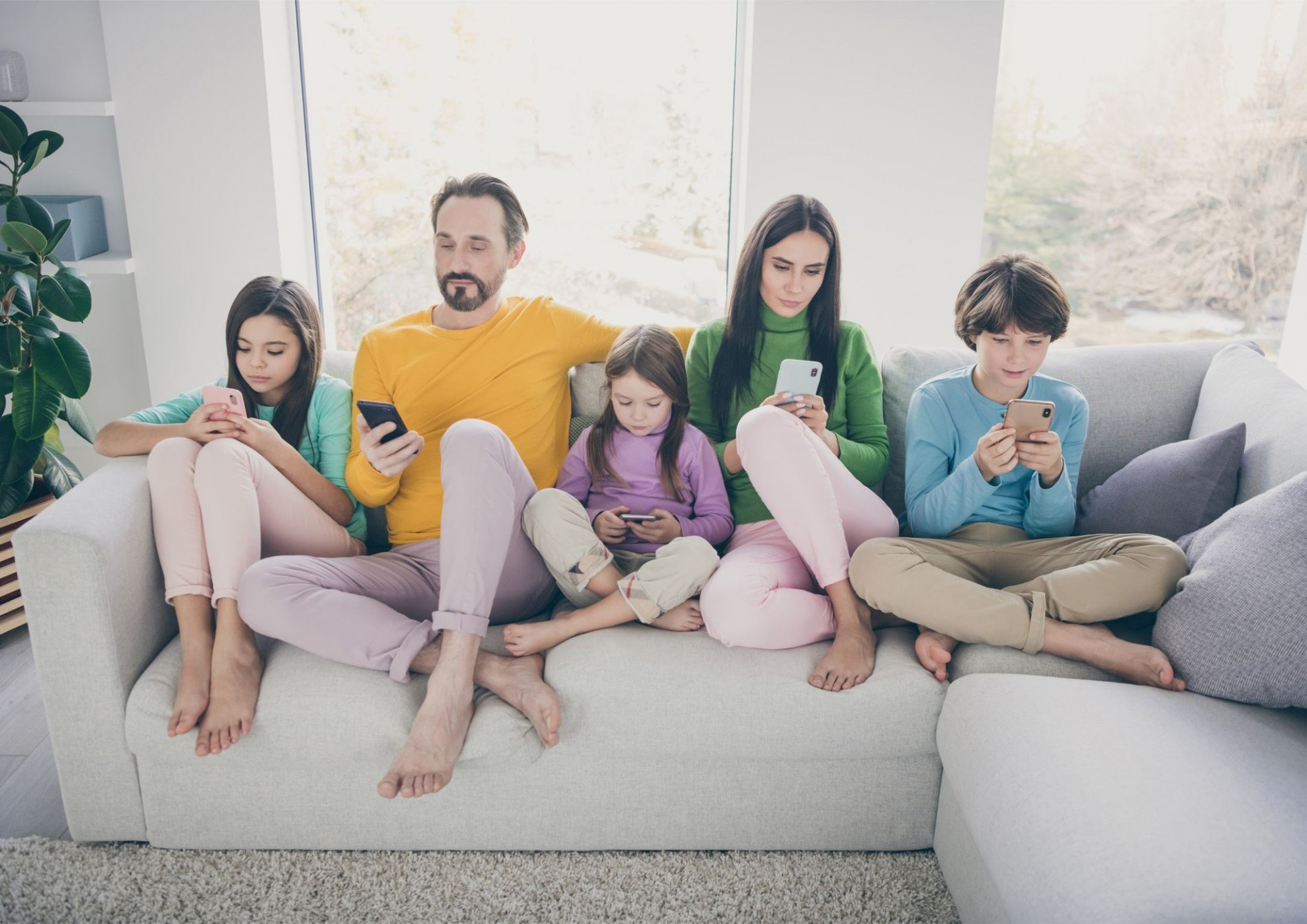 Ново проучване показва пряка връзка между времето, което родителите и техните деца прекарват пред дигиталните устройства