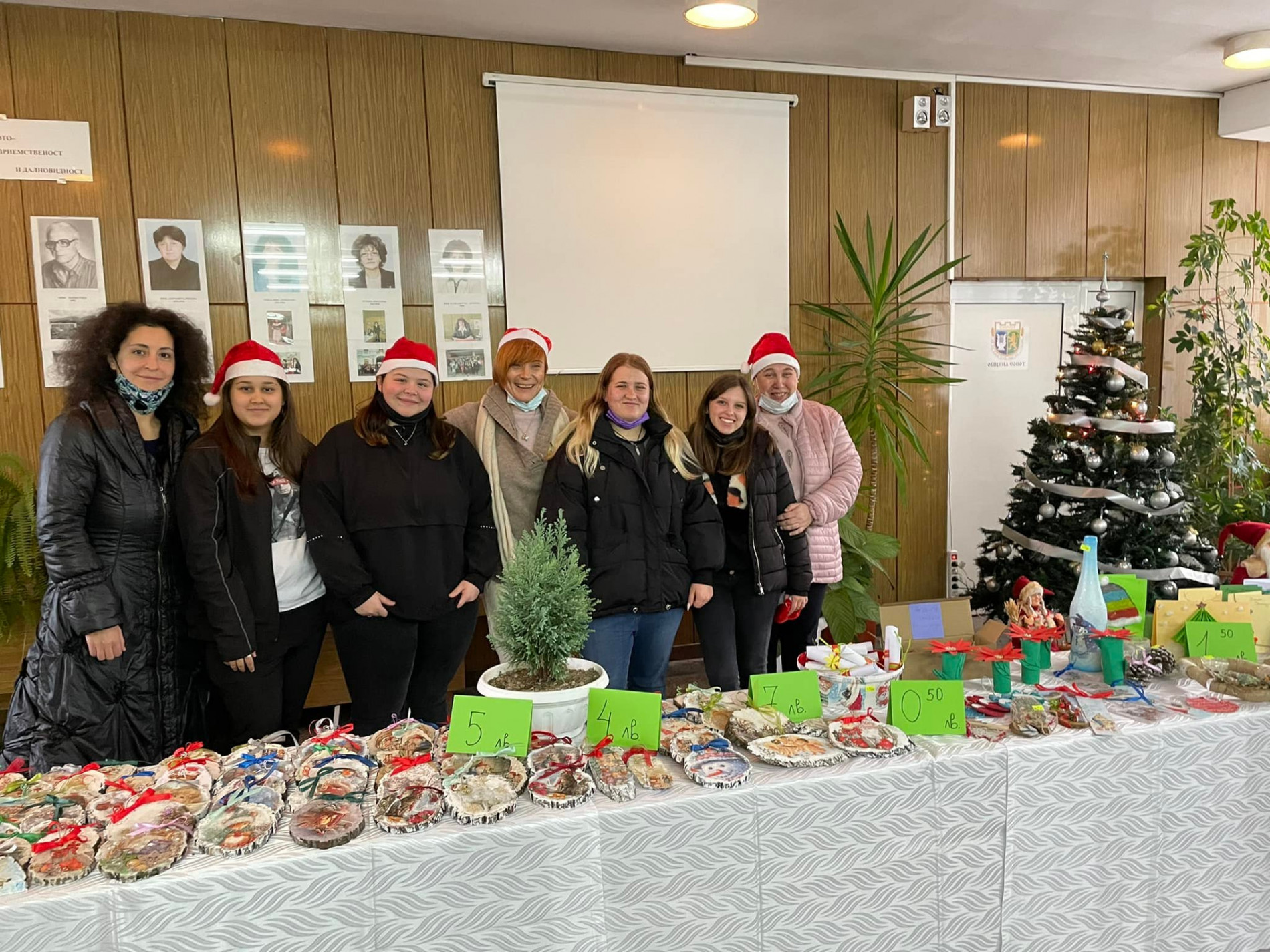 Ученици от ПГ "Заимов" изработиха красиви сувенири и десерти за благотворителен Коледен базар