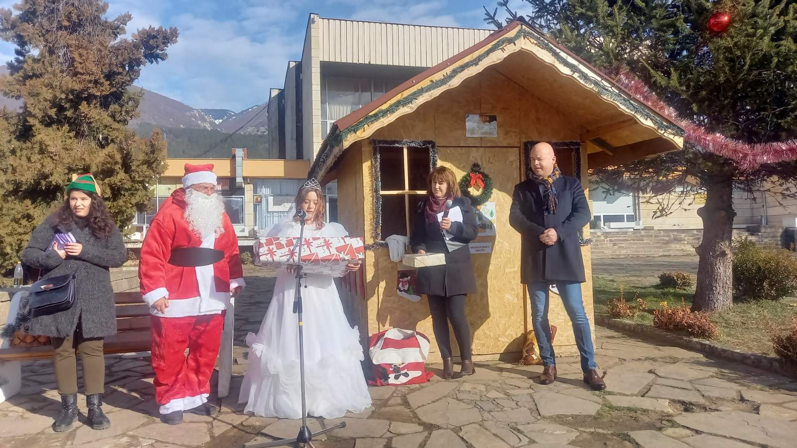 Дядо Коледа зарадва децата на Сопот  с много подаръци