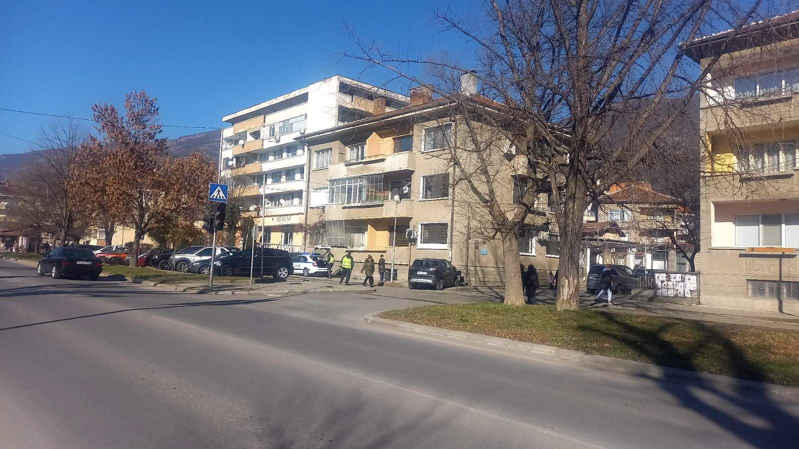 Шофьорка изгуби контрол и се блъсна в жилищен блок в Карлово