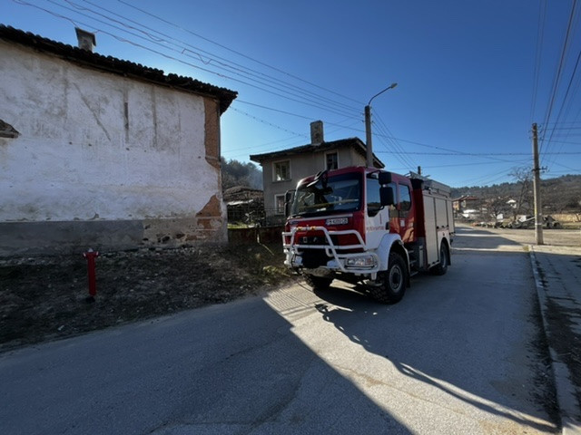 Пожарни, линейка и полицейски екип на крак заради пожар в дома на старица в Богдан