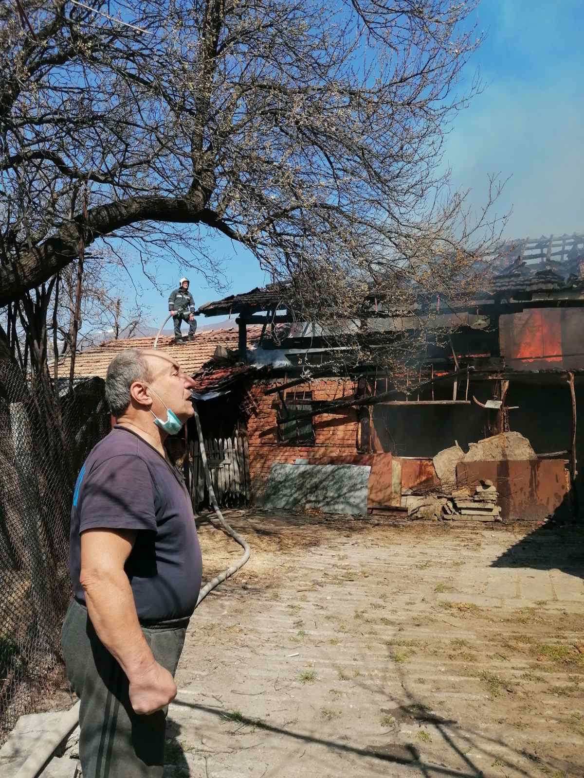 Голям пожар в Иганово! Изгоряха две плевни