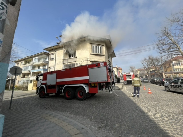 Пожар в къща на центъра в Карлово! Няма пострадали