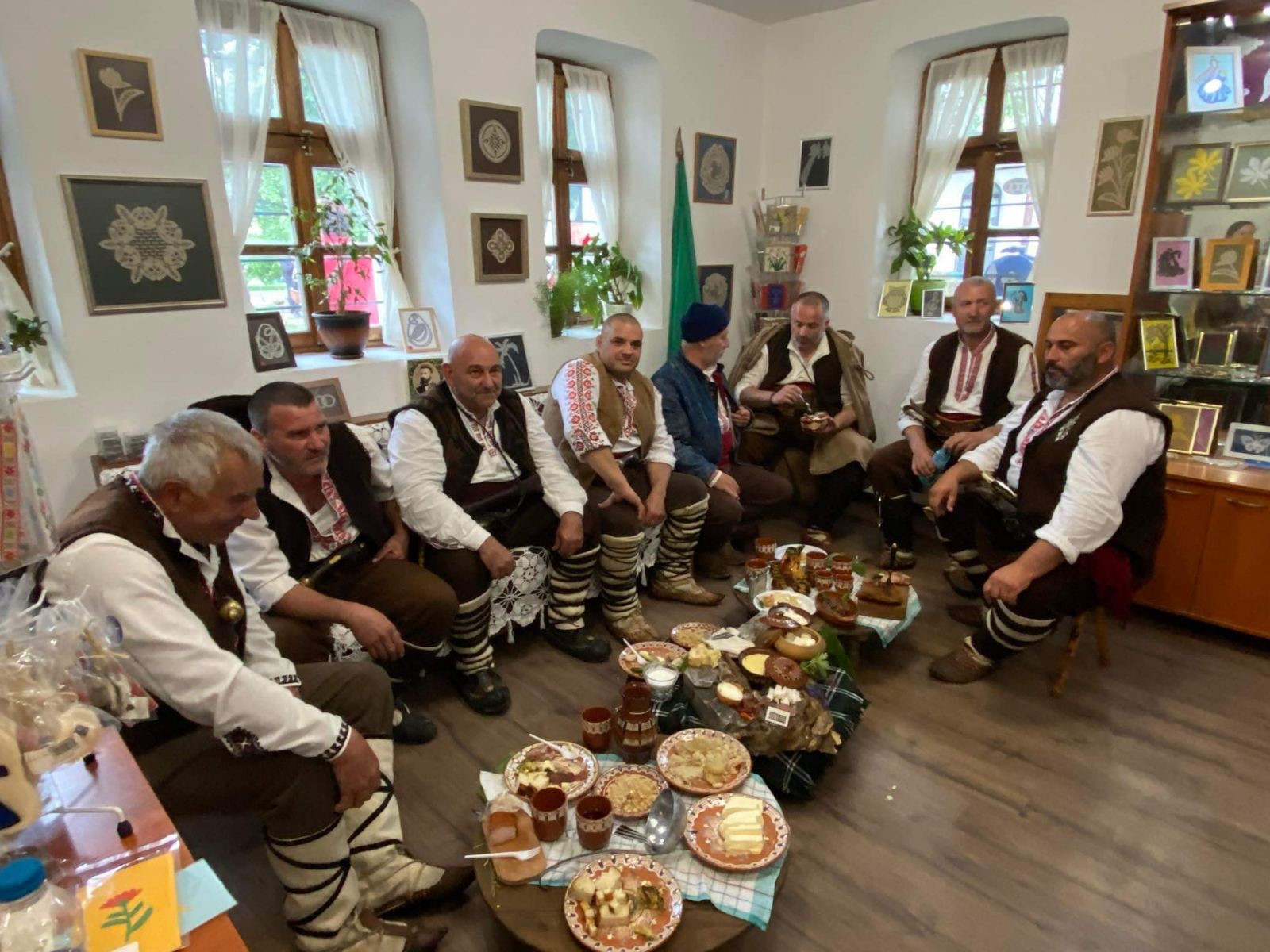 В Калофер възстановиха уникална традиция "Да нахраниш войвода"