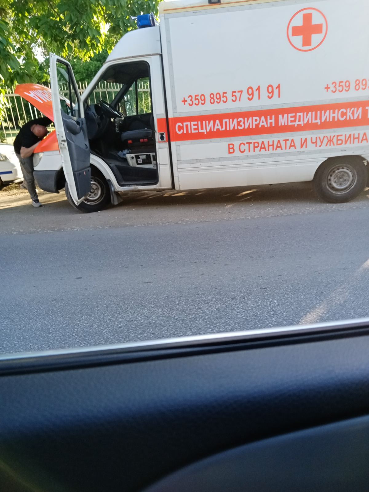 Хисарските полицаи засякоха частна линейка с фалшиви номера край Калояново