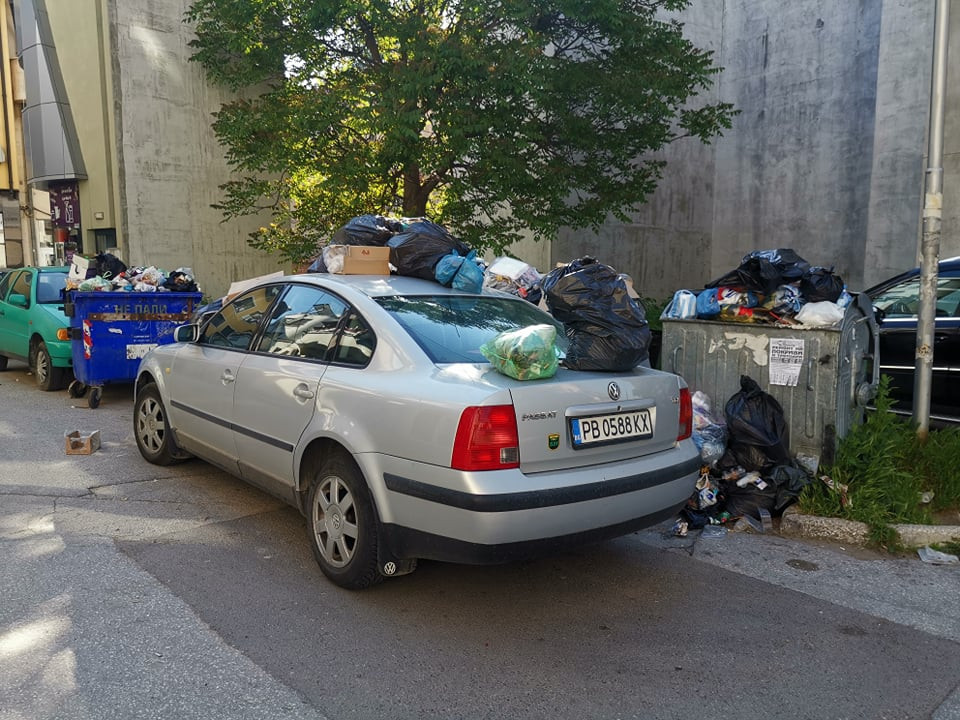 Автомобил осъмна затрупан с боклук в Карлово