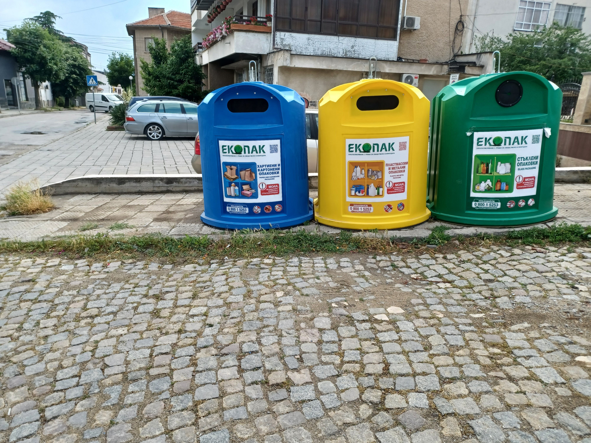 Община Карлово разположи нови трицветни контейнери за разделно събиране на отпадъците
