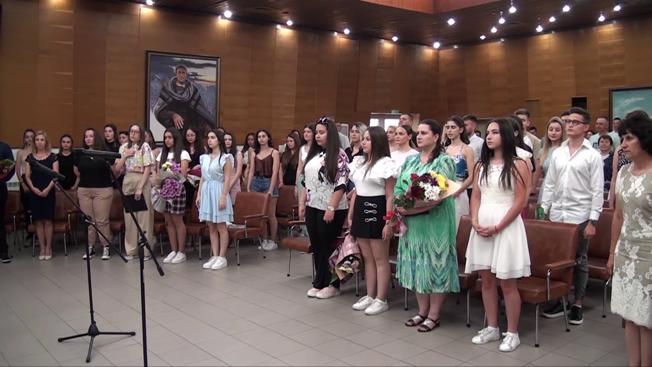 СУ "Васил Левски" връчи дипломите за завършено средно образование на випуск 2022