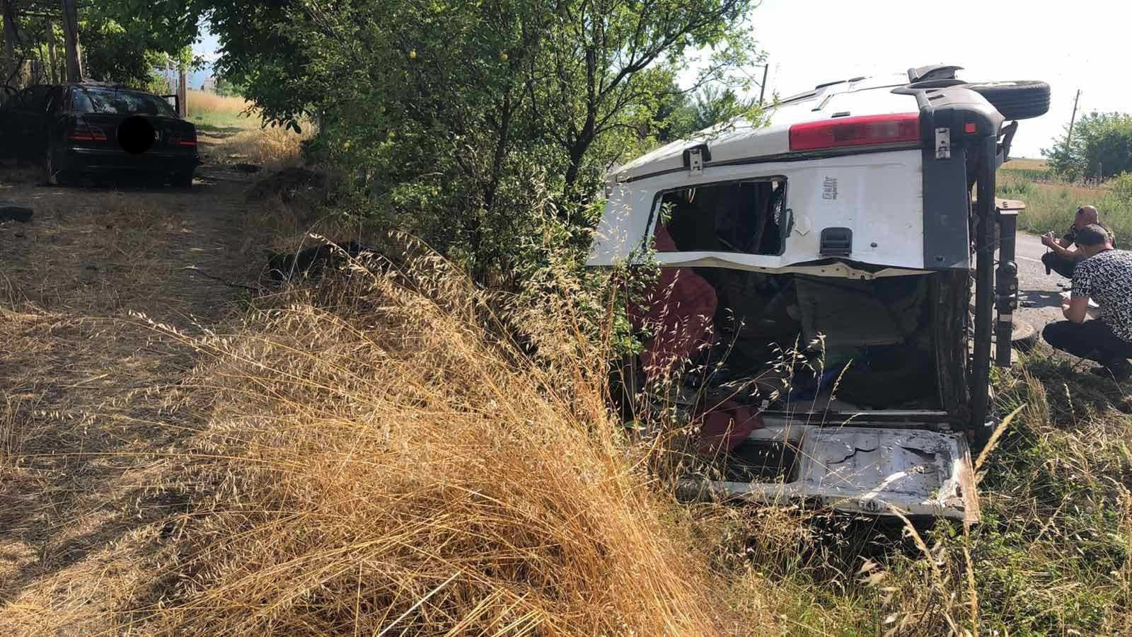 Двама загинали и двама ранени след катастрофа между микробус и кола в района на село Черноземен