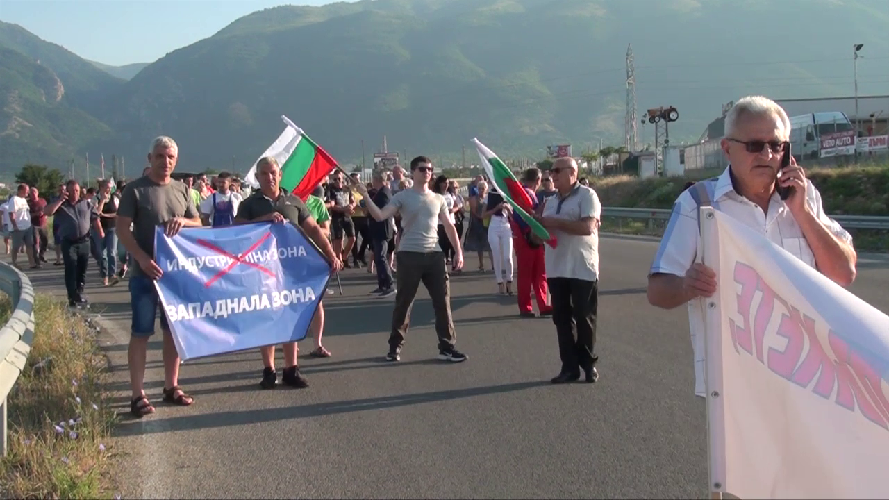 Собственици на фирми и работници от Карлово блокираха пътя Карлово - Пловдив