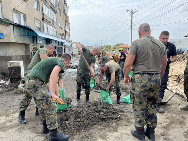 Военнослужещи от карловската бригада се включиха на помощ за ликвидиране на последствията от наводнението