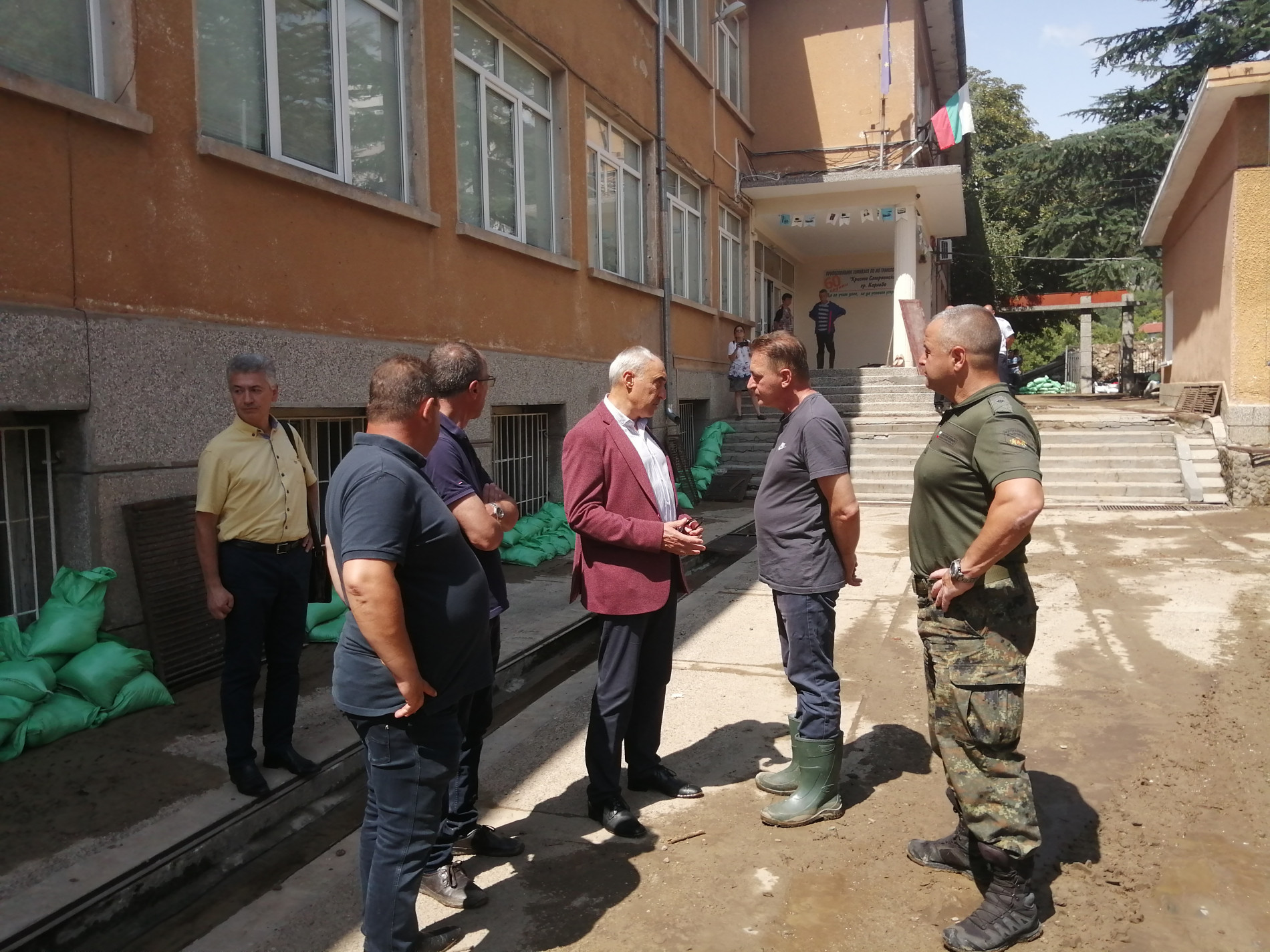 Областният управител Ангел Стоев посети засегнатите от наводнението райони в Карлово