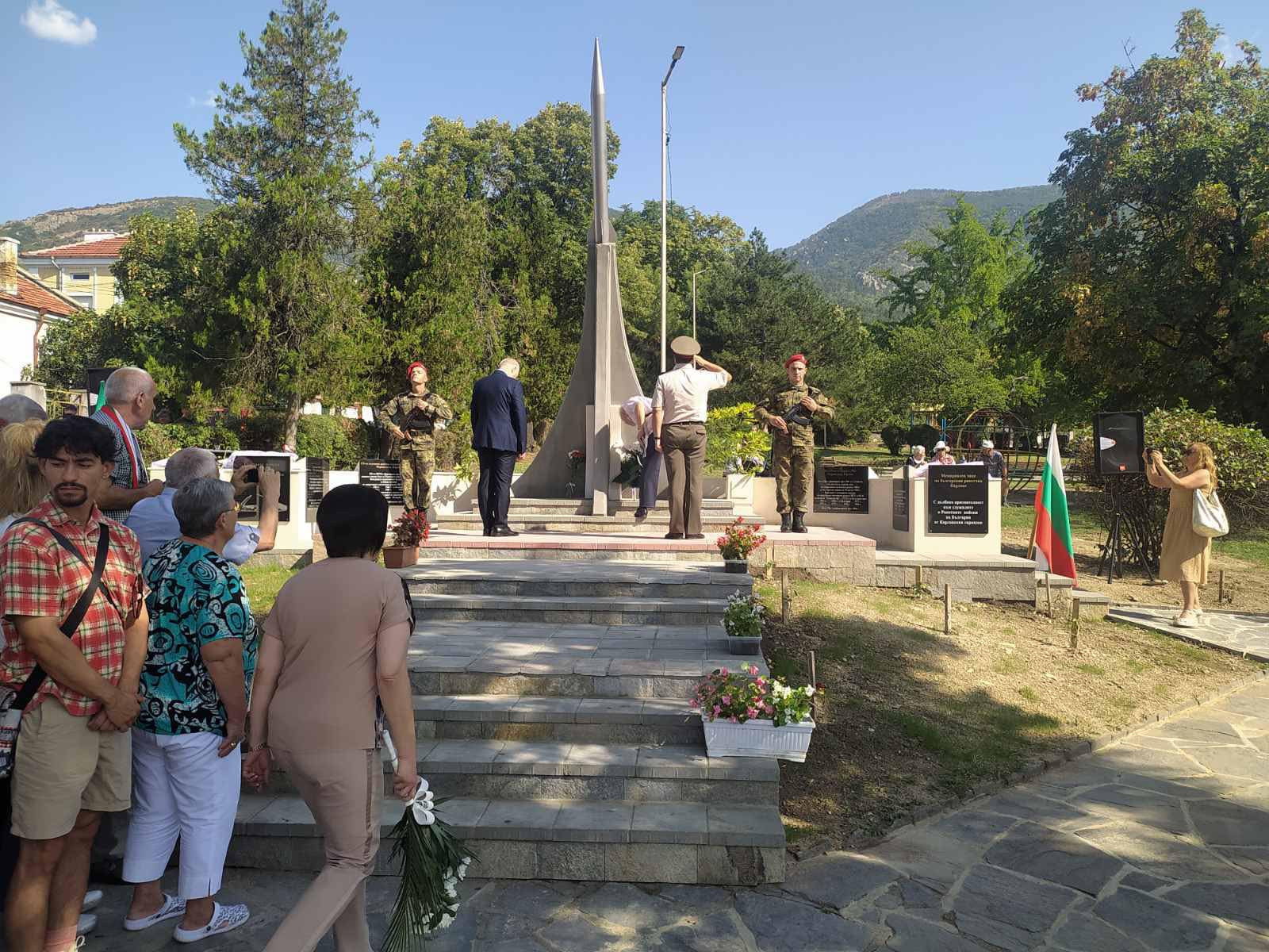 В Карлово откриха паметник на българския ракетчик