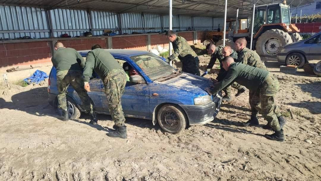 Военнослужещи от Българската армия продължават да помагат в Богдан и Каравелово