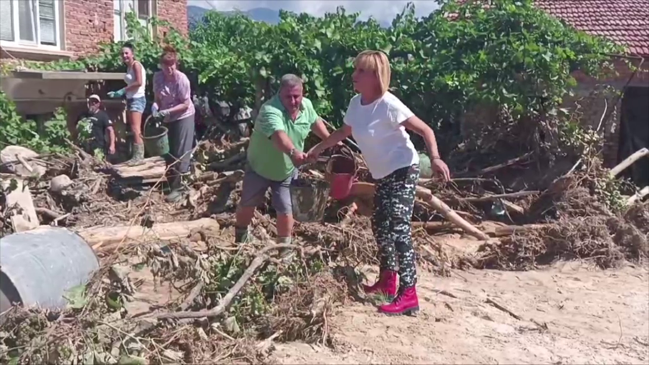 /ВИДЕО/ Мая Манолова и хора от  листата на Изправи се България продължават да помагат с труд и техника в най-тежко пострадалите села