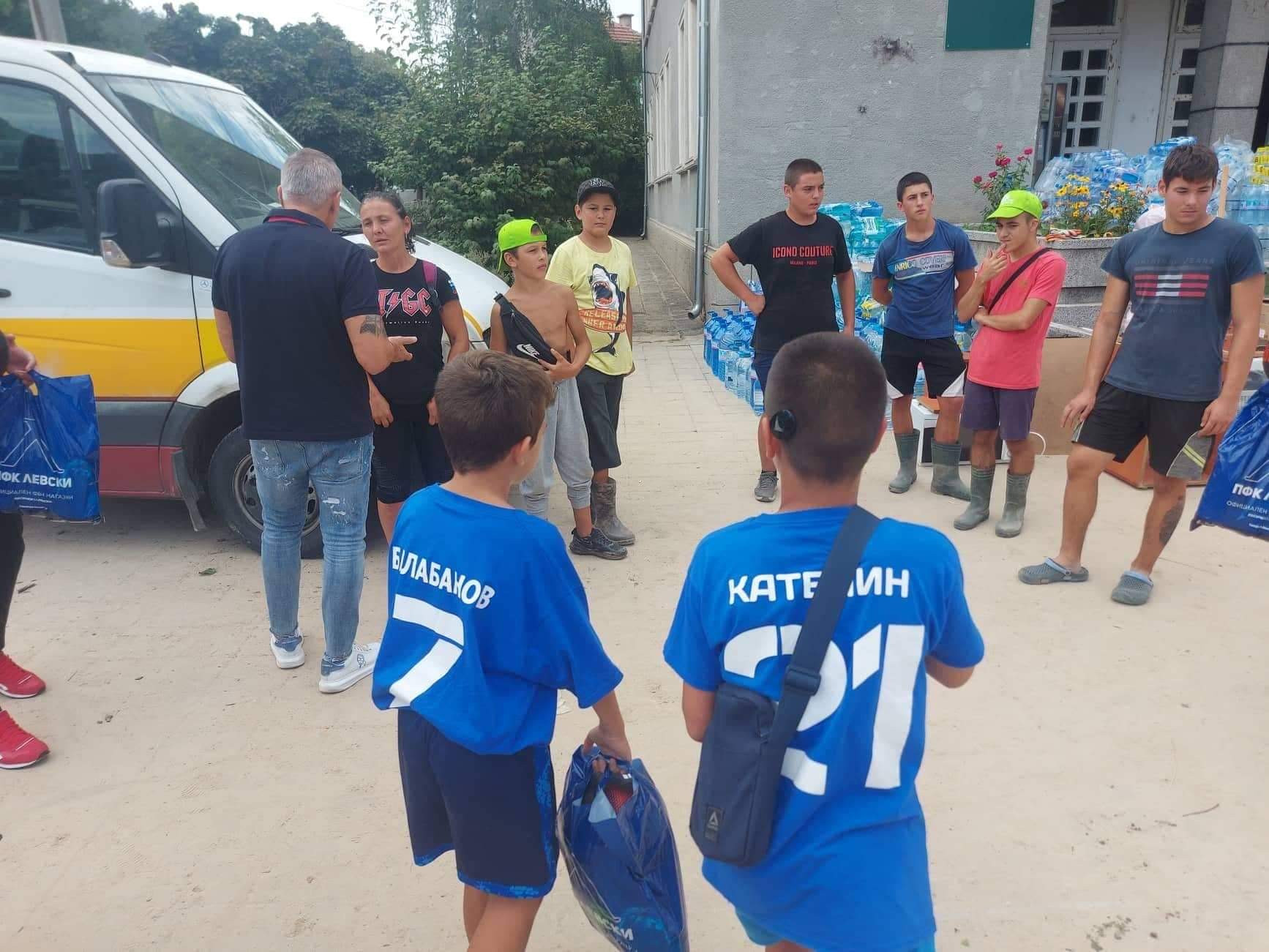 Деца от  футболния отбор "Хлапетата" отново при пострадалите деца от наводненията в Богдан
