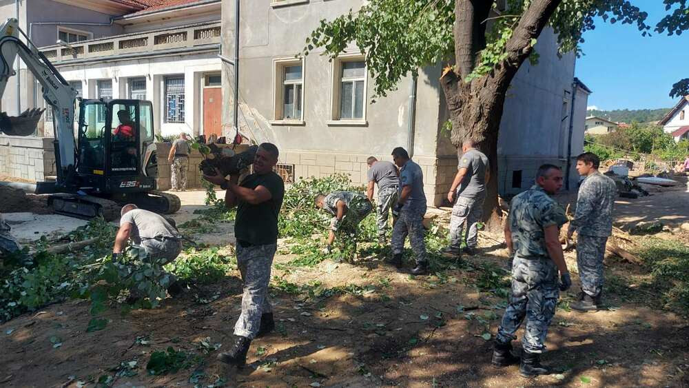 7-ми ден военнослужещите помагат на пострадалите села в Карловско