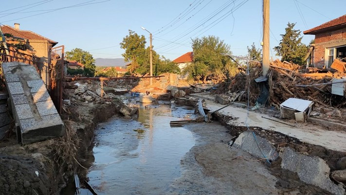 Усилията на Общинския кризисен щаб са разчистване на наносите в наводнените села! На някои места те все още достигат до 4 метра
