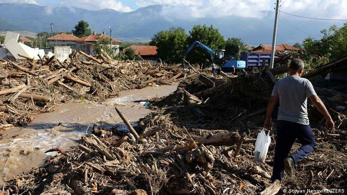 Донесените дърва от наводненията остават за хората
