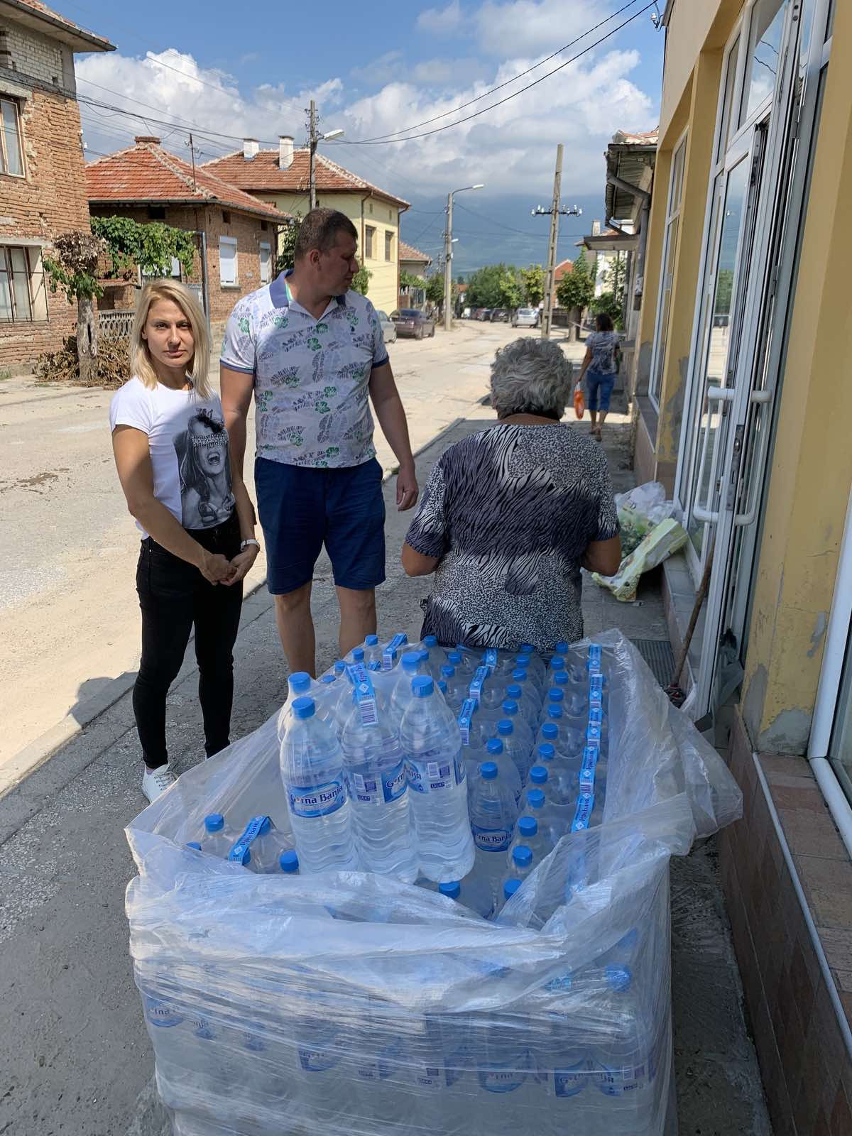 Доброволци от "Изправи се България" доставиха питейна вода на хората в Богдан и Каравелово