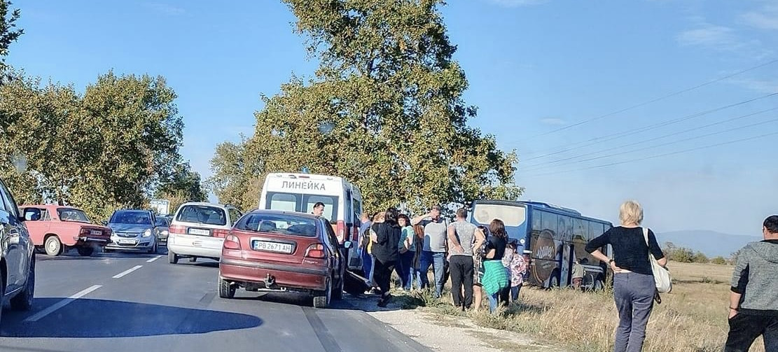 Верижно меле край Пловдив! Нанизаха се коли и автобус 