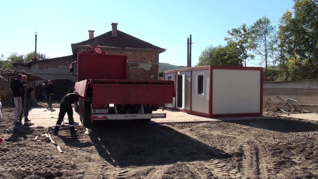 Започна разполагането на жилищни фургони в най-тежко пострадалите от наводнението карловски села
