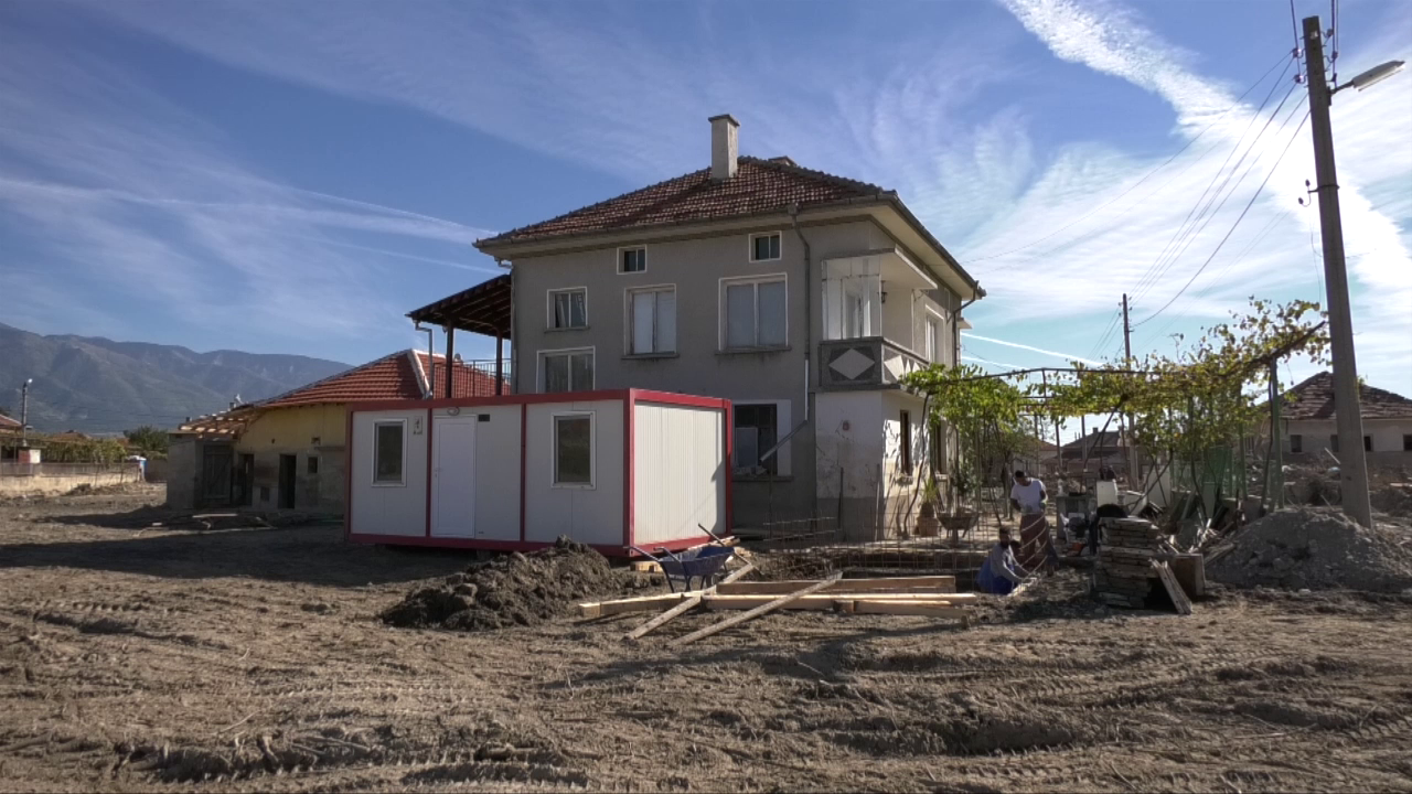 Временните жилища, които бяха доставени от държавата в Каравелово и Слатина трябва да бъдат  дооборудвани