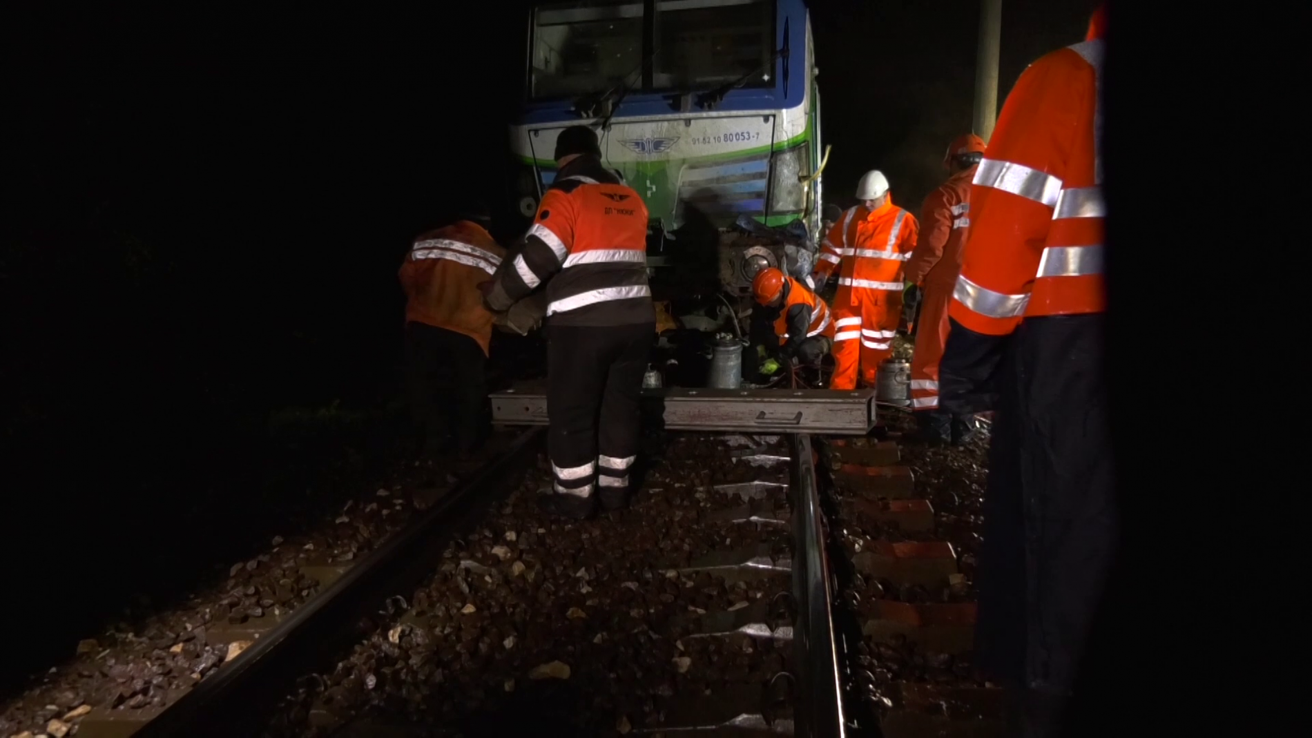 Бързият влак от София за Бургас дерайлира заради свлачище на жп линията край Клисура