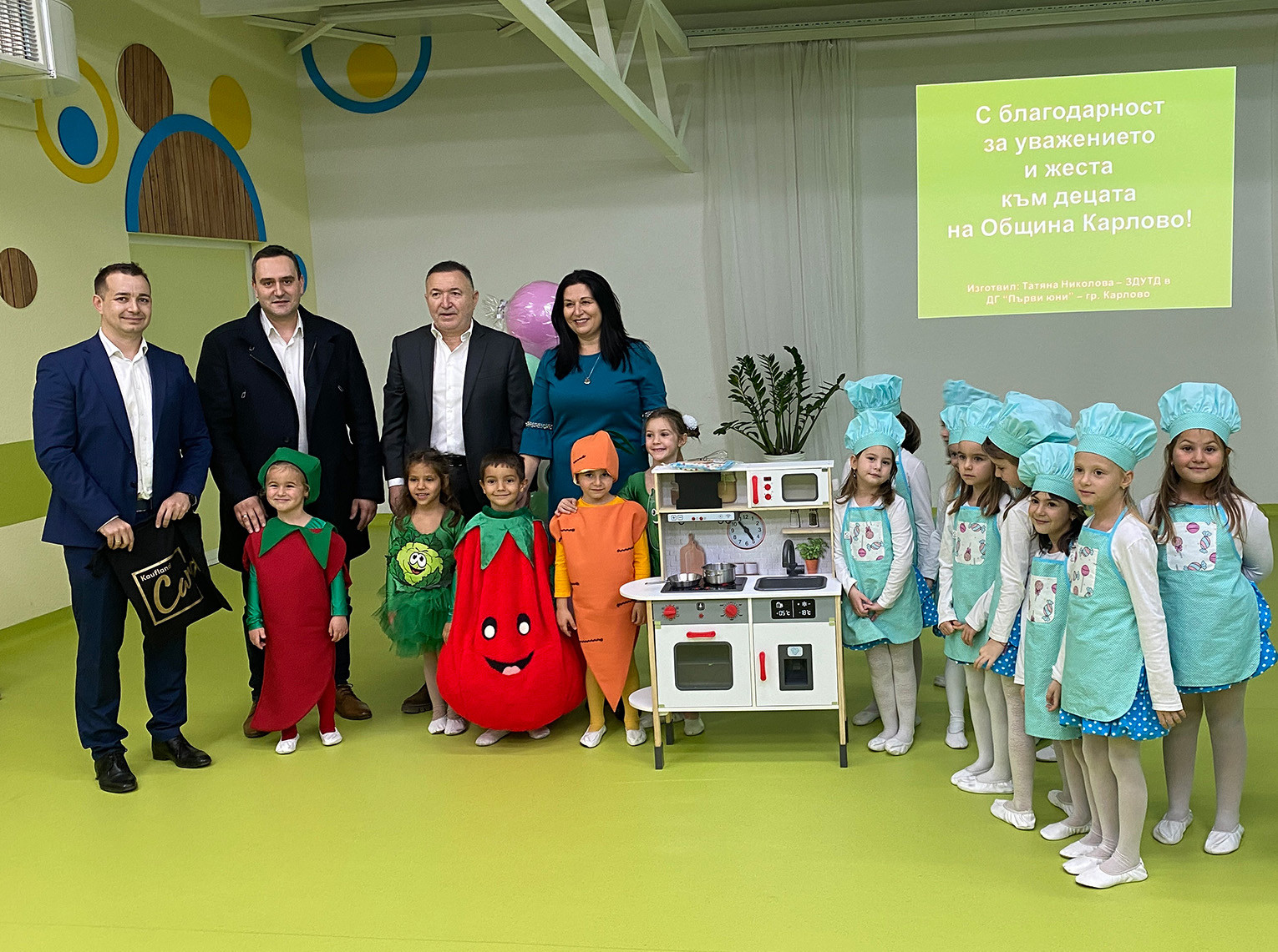 Голяма търговска верига подари дървени детски кухни на всички  детски градини в Община Карлово