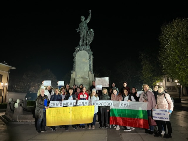 Медицинските сестри от Карлово излязоха на протест в подкрепа на колегите си от Добрич