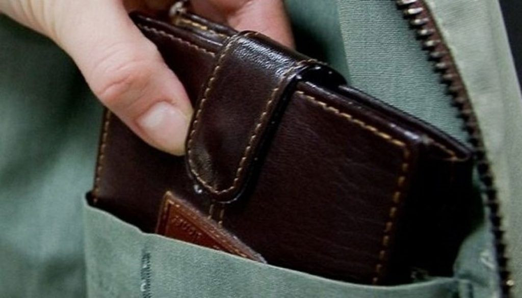 Полицията в Хисаря залови джебчийка откраднала портмоне